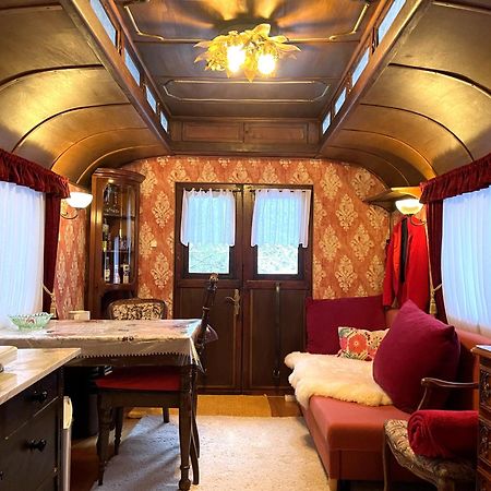 Historischer Zirkuswagen Mit Terrasse Und Blick Ins Gruene 위첸하우젠 외부 사진