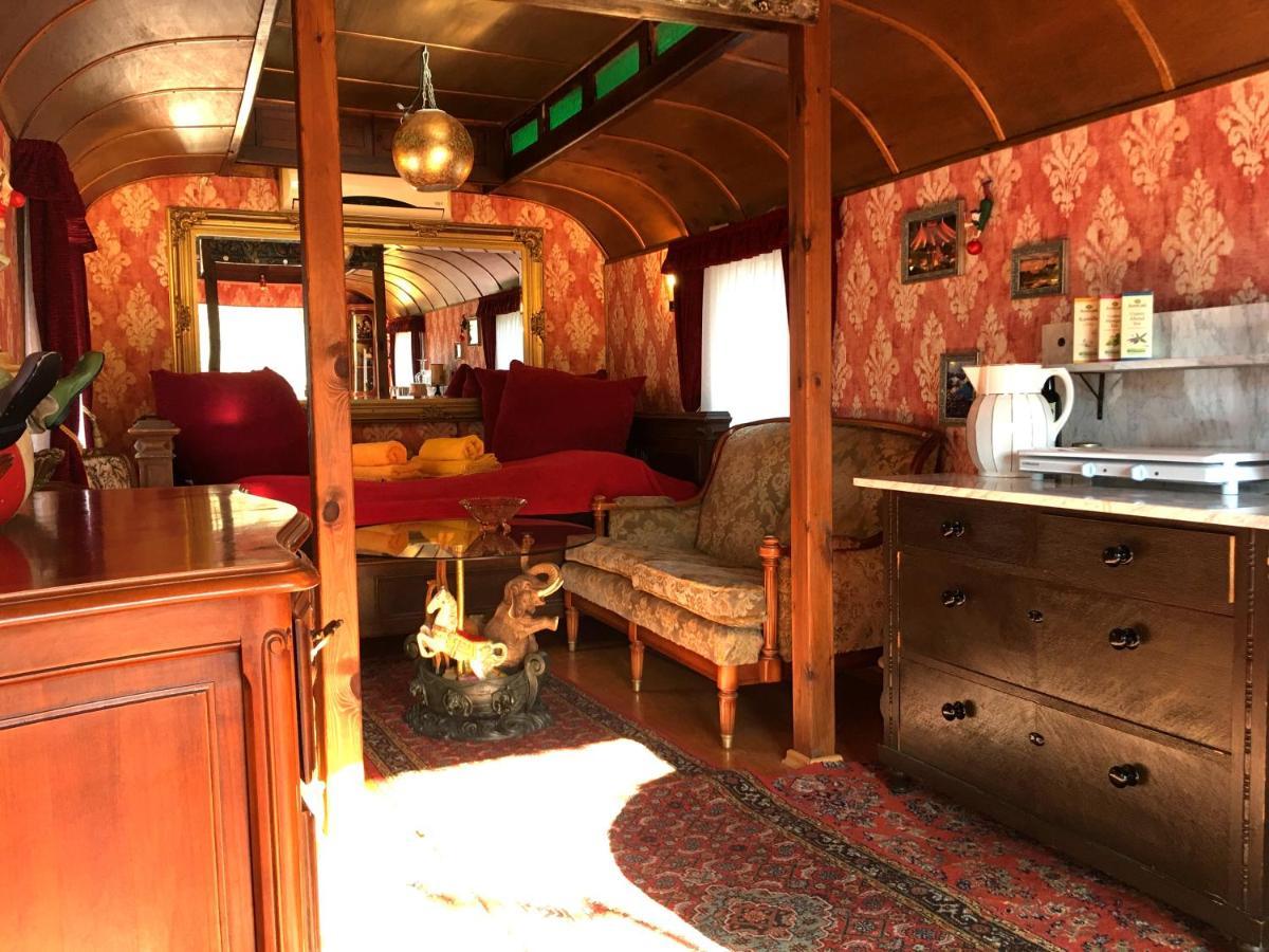 Historischer Zirkuswagen Mit Terrasse Und Blick Ins Gruene 위첸하우젠 외부 사진