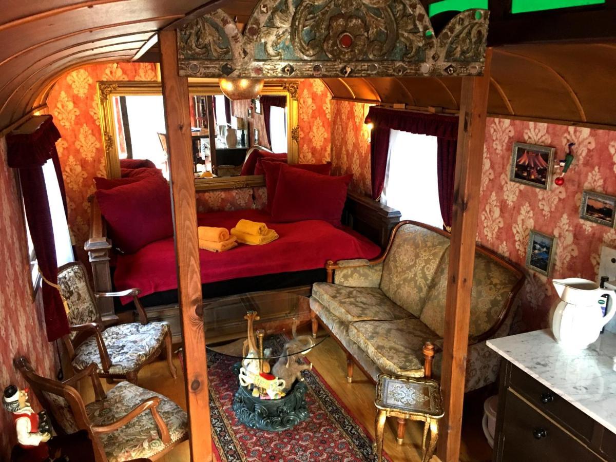 Historischer Zirkuswagen Mit Terrasse Und Blick Ins Gruene 위첸하우젠 외부 사진