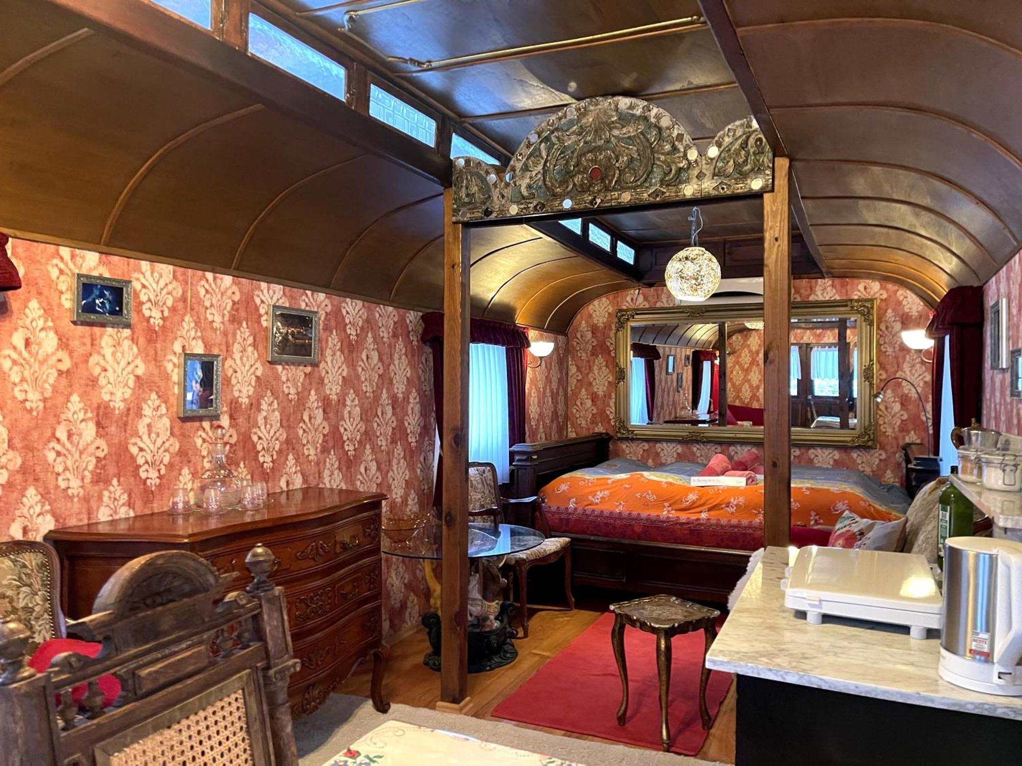 Historischer Zirkuswagen Mit Terrasse Und Blick Ins Gruene 위첸하우젠 외부 사진