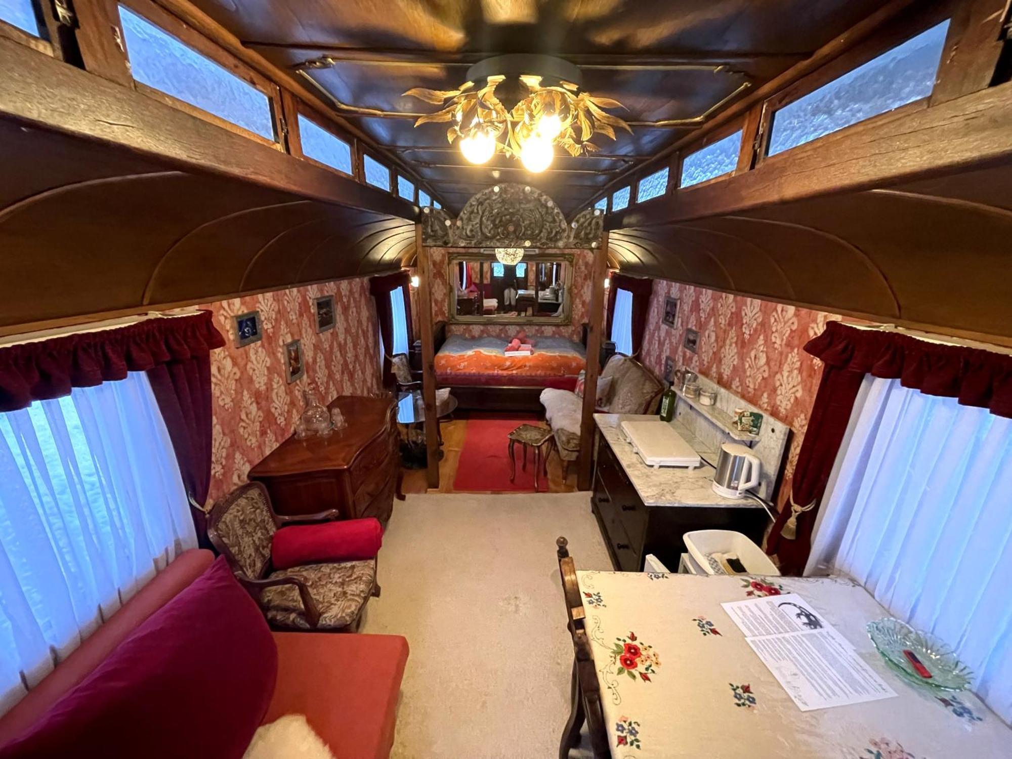 Historischer Zirkuswagen Mit Terrasse Und Blick Ins Gruene 위첸하우젠 외부 사진